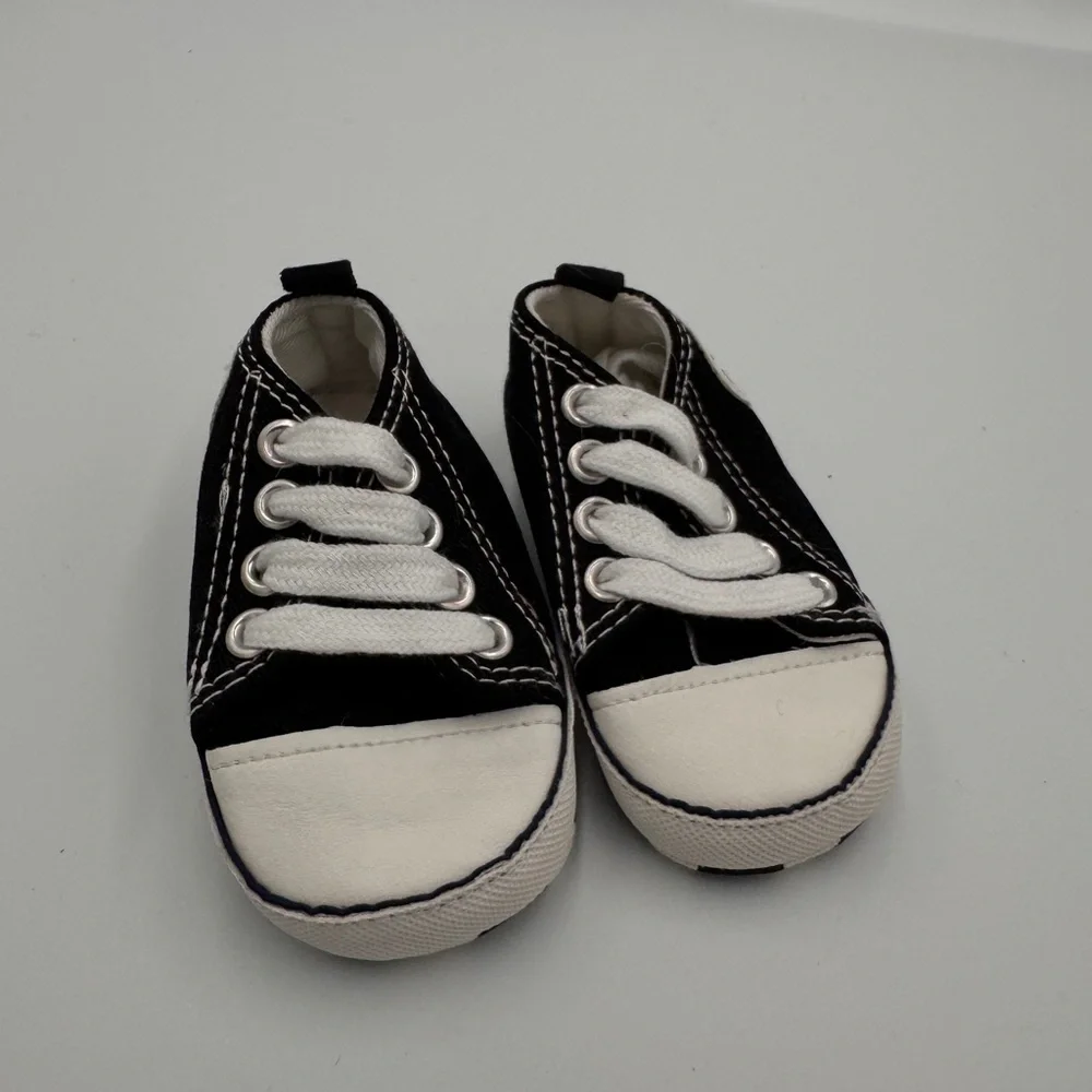 NWOT Classic Black and White Size 2 Baby Soft Shoes Sneakers